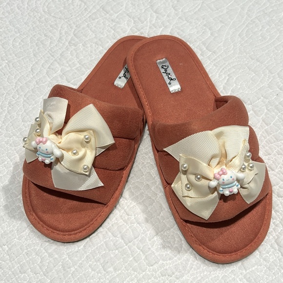 Cinnamon roll slippers - Picture 1 of 4